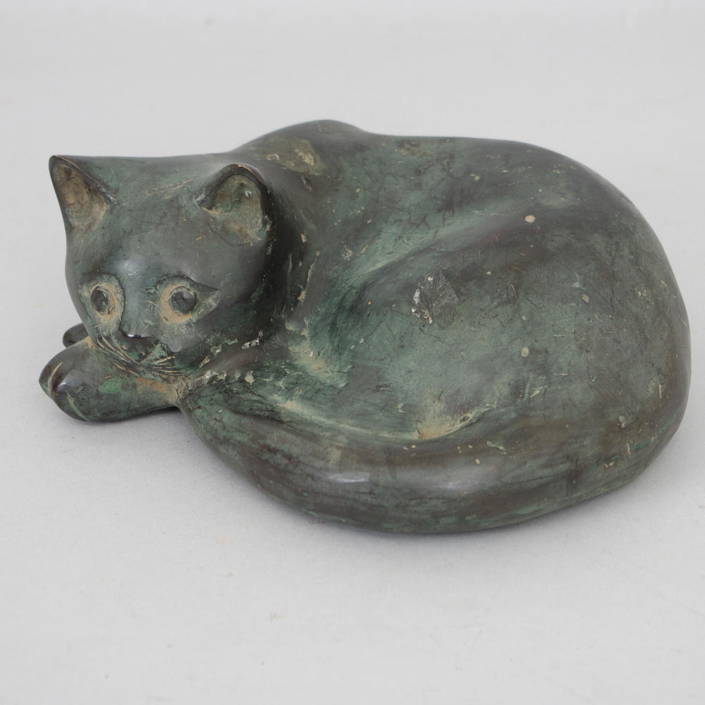 SKULPTUR, liggande katt, patinerad brons, samtida.