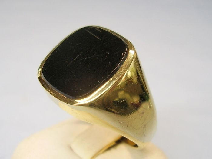 HERRENRING ONYX GELBGOLD 8 KARAT.