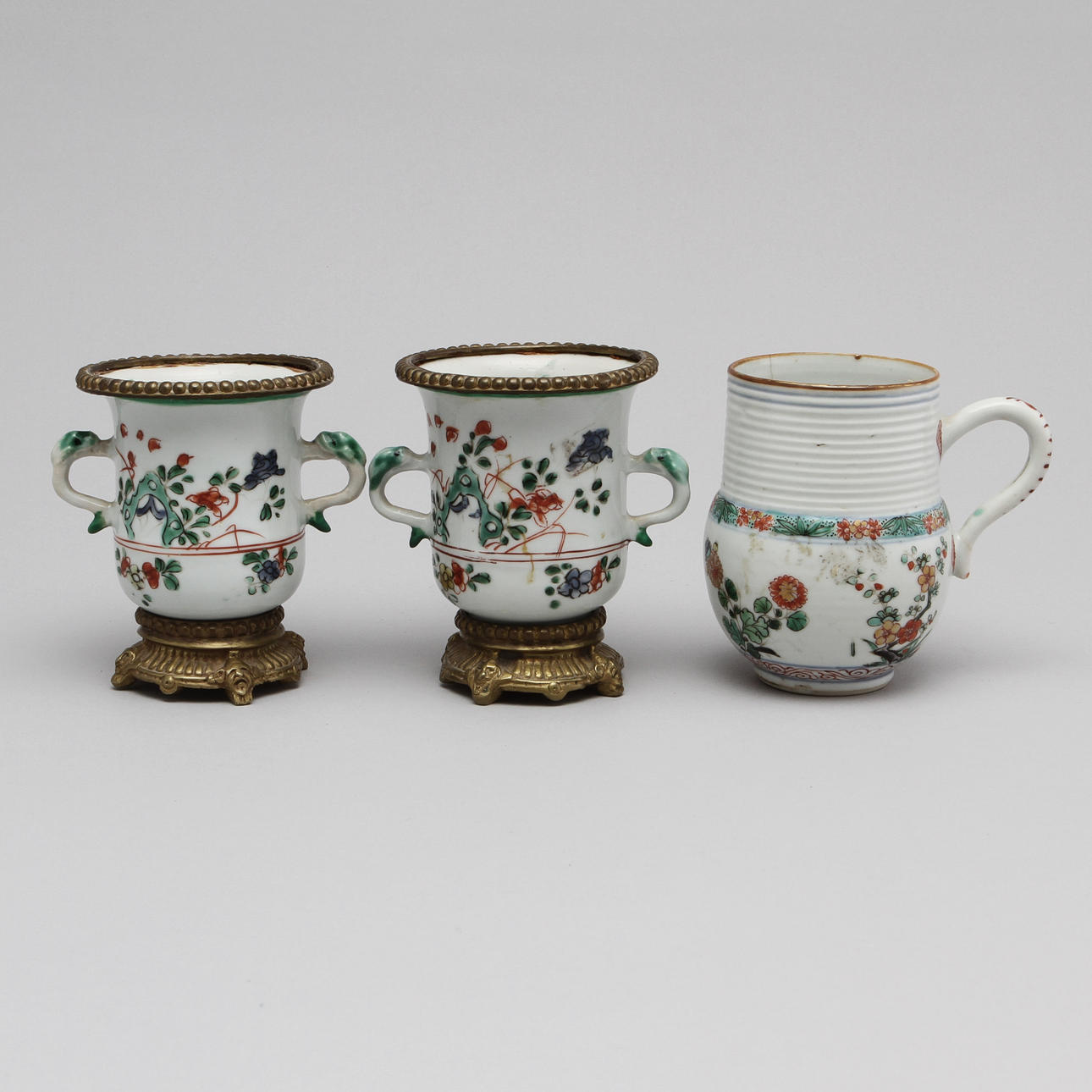 MUGG samt CREMEKOPPAR, 2 st med metallmontering, 1700/1800-tal.