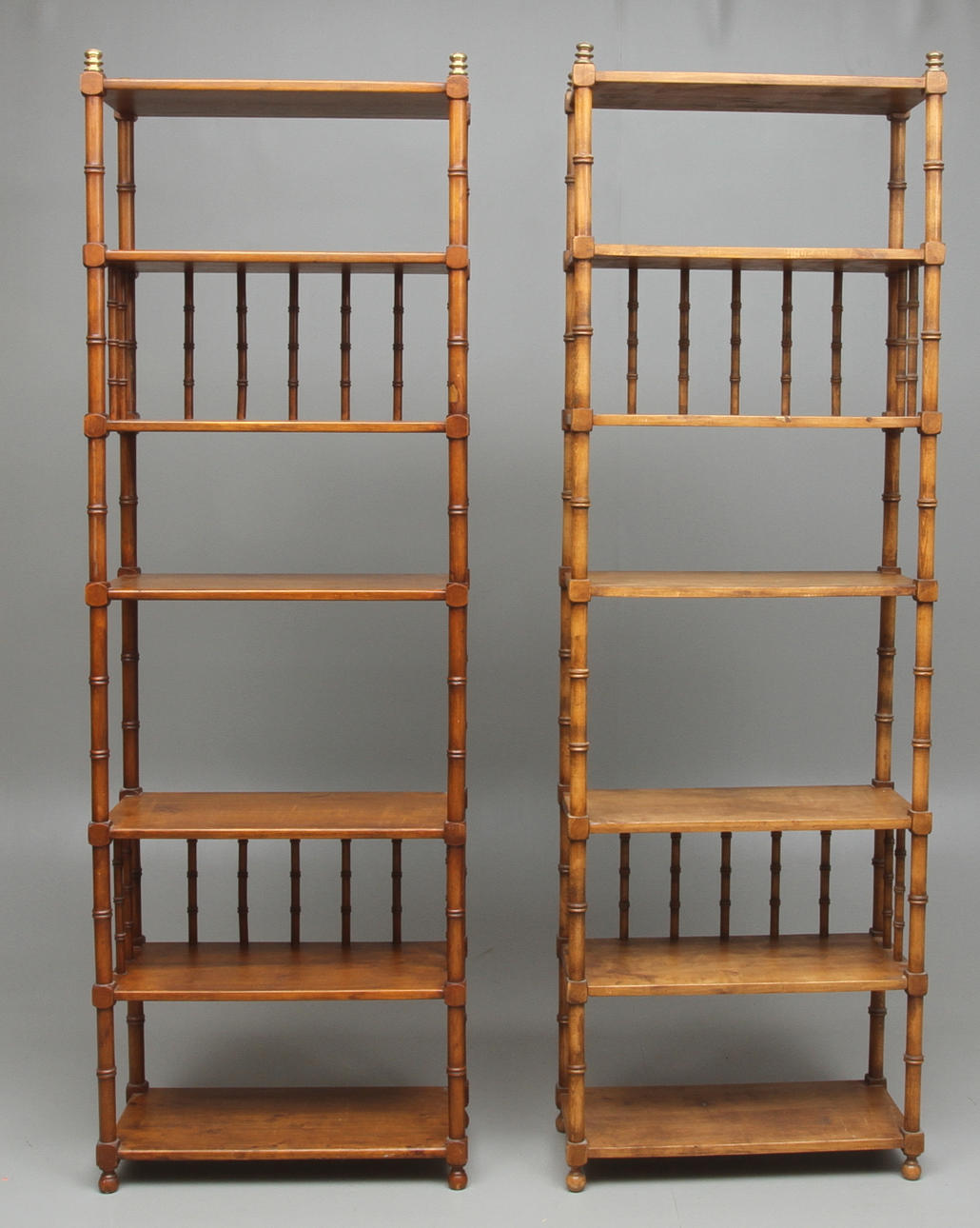 BOKHYLLOR, 2st snarlika, 1900-talets andra hälft.