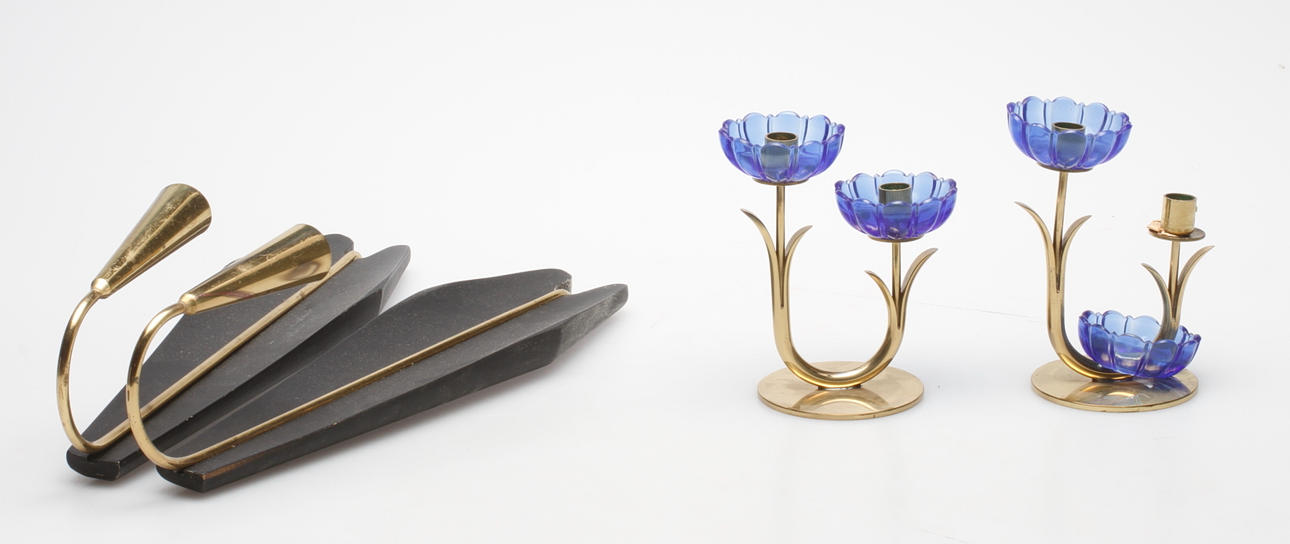 LJUSSTAKAR, ett par, mässing, Gunnar Ander, Ystad metall samt VÄGGLAMPTTER, ett par, mässing/trä, 1900-talets mitt.