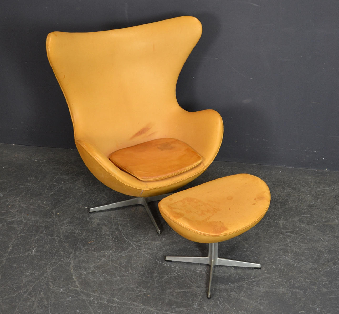 ARNE JACOBSEN. SILLA HUEVO CON TABURETE.