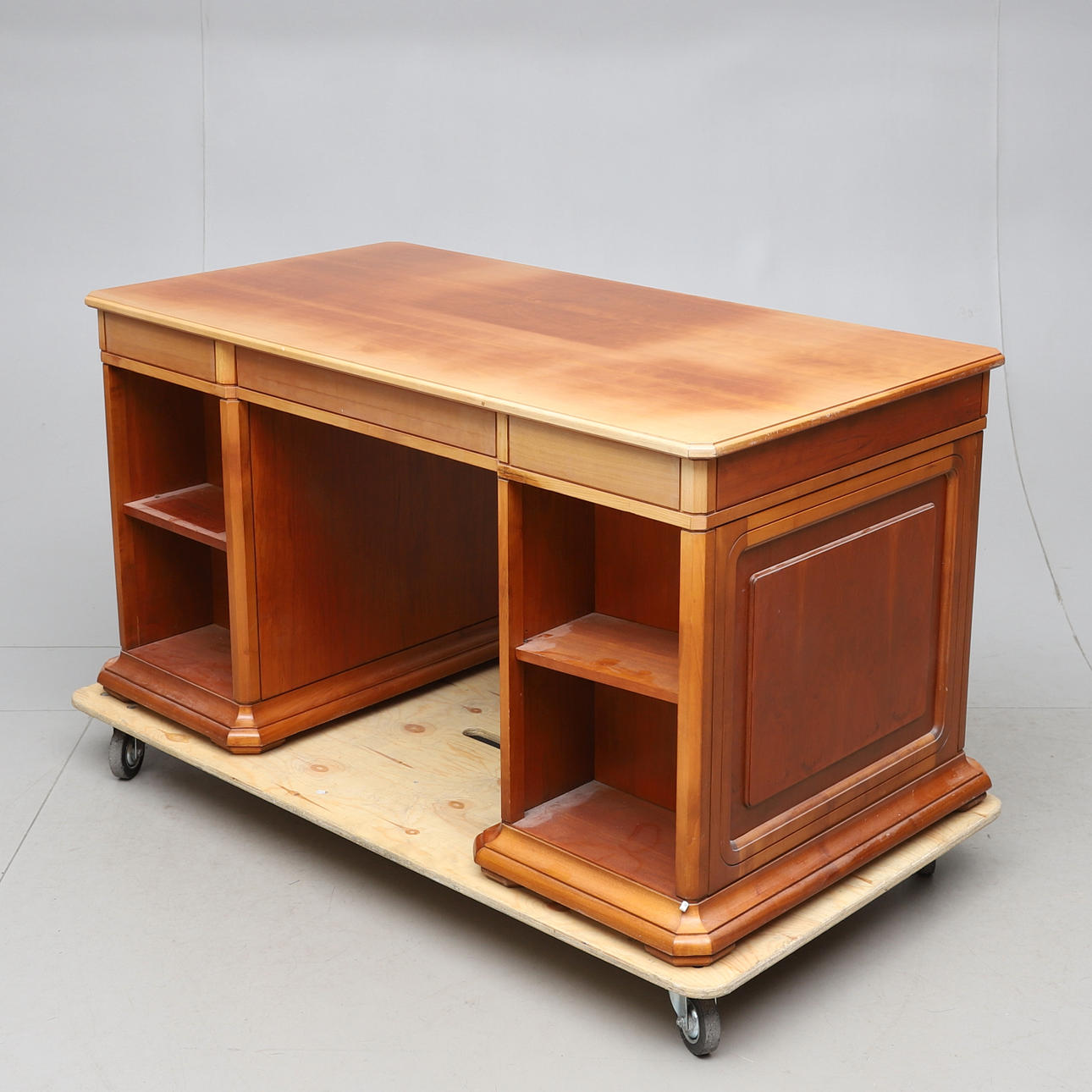 DESK, 1900s/2000s. Furniture - Tables - Auctionet