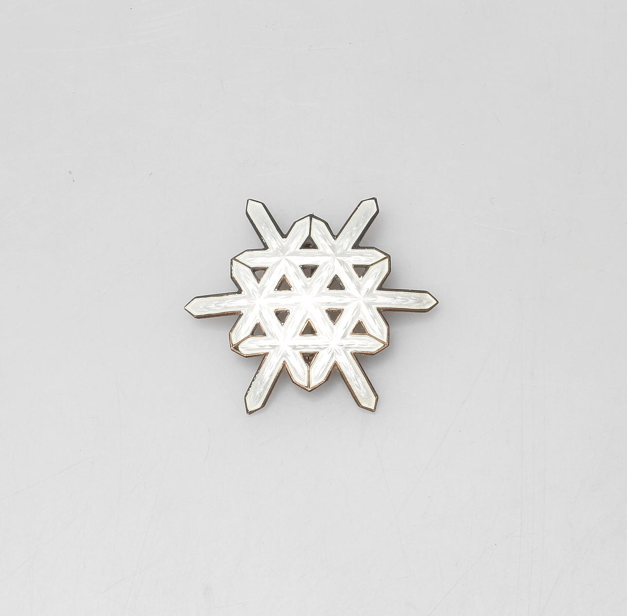 BROSCH, sterligsilver och emalj, Ottar Haval, Oslo, Norge.