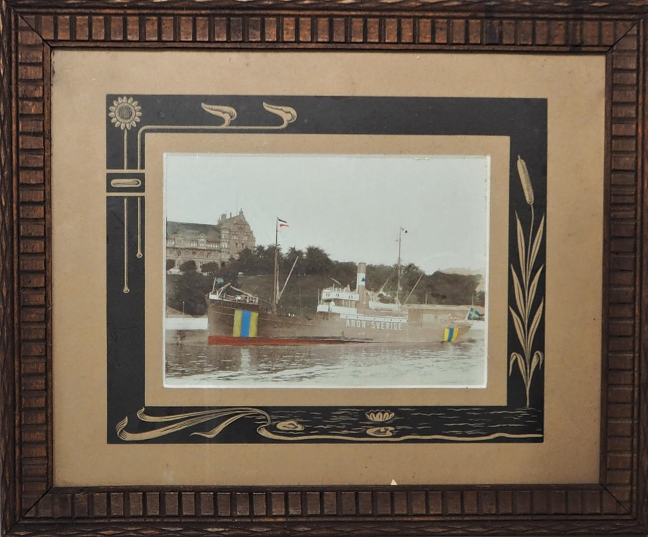 FOTO, Schiff "Aron", mit Unionsflagge.