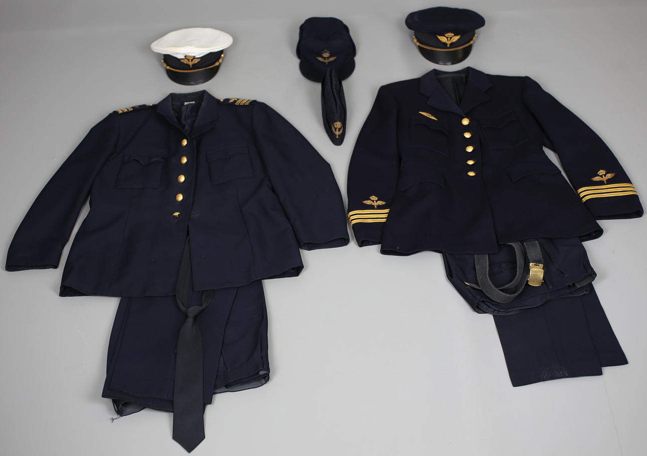 UNIFORMSDELAR. 10 delar. Flygvapnet. Svenska. 1900-talets andra hälft.