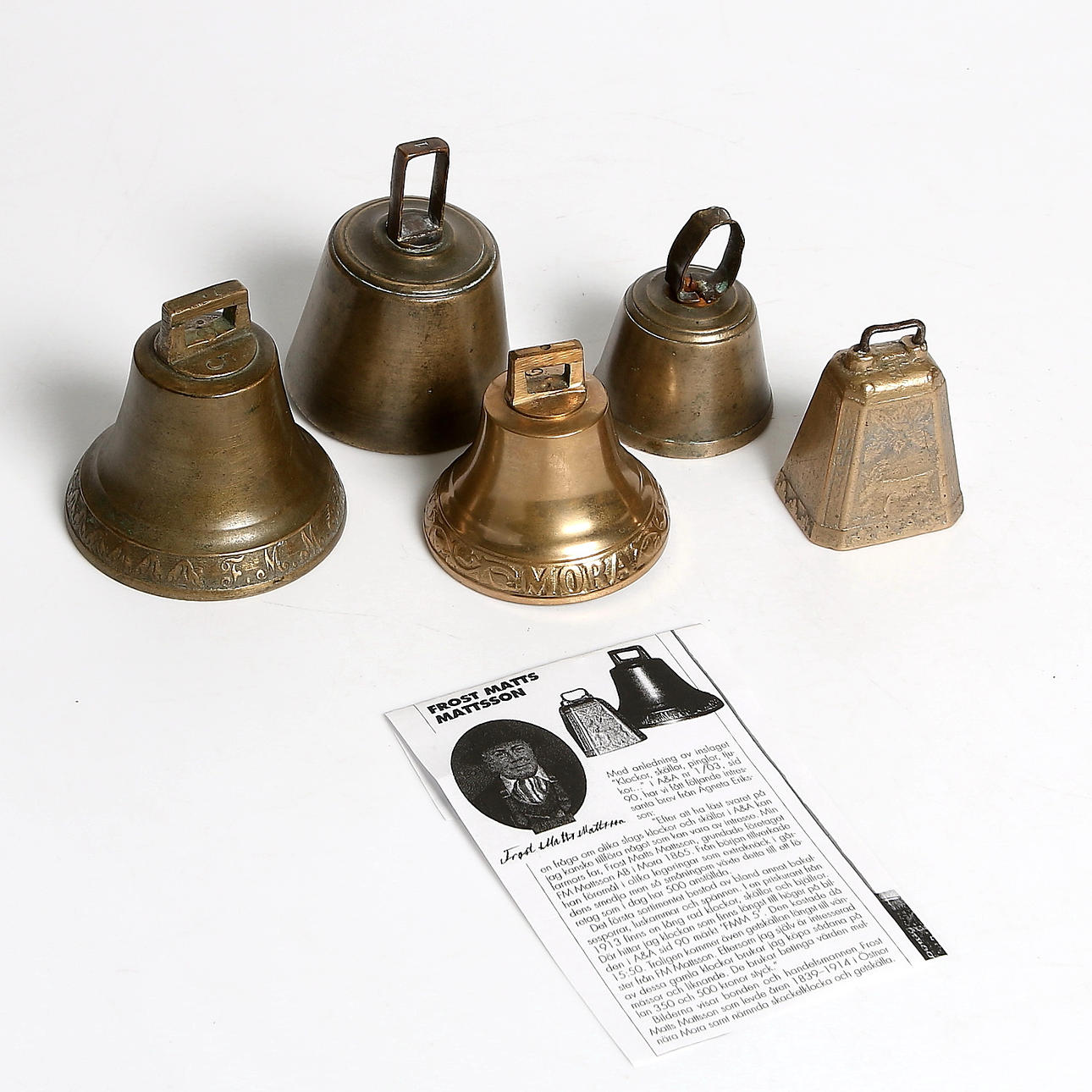 KLOCKOR, 5 st, mässing, bl.a. Frost Matts Mattsson, Mora. 1800-tal.
