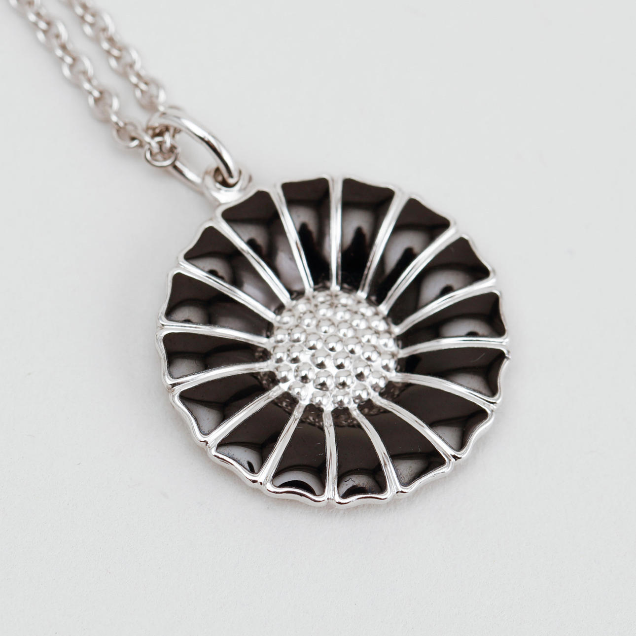 GEORG JENSEN. Halskæde, "Daisy" sølv og sort emalje.