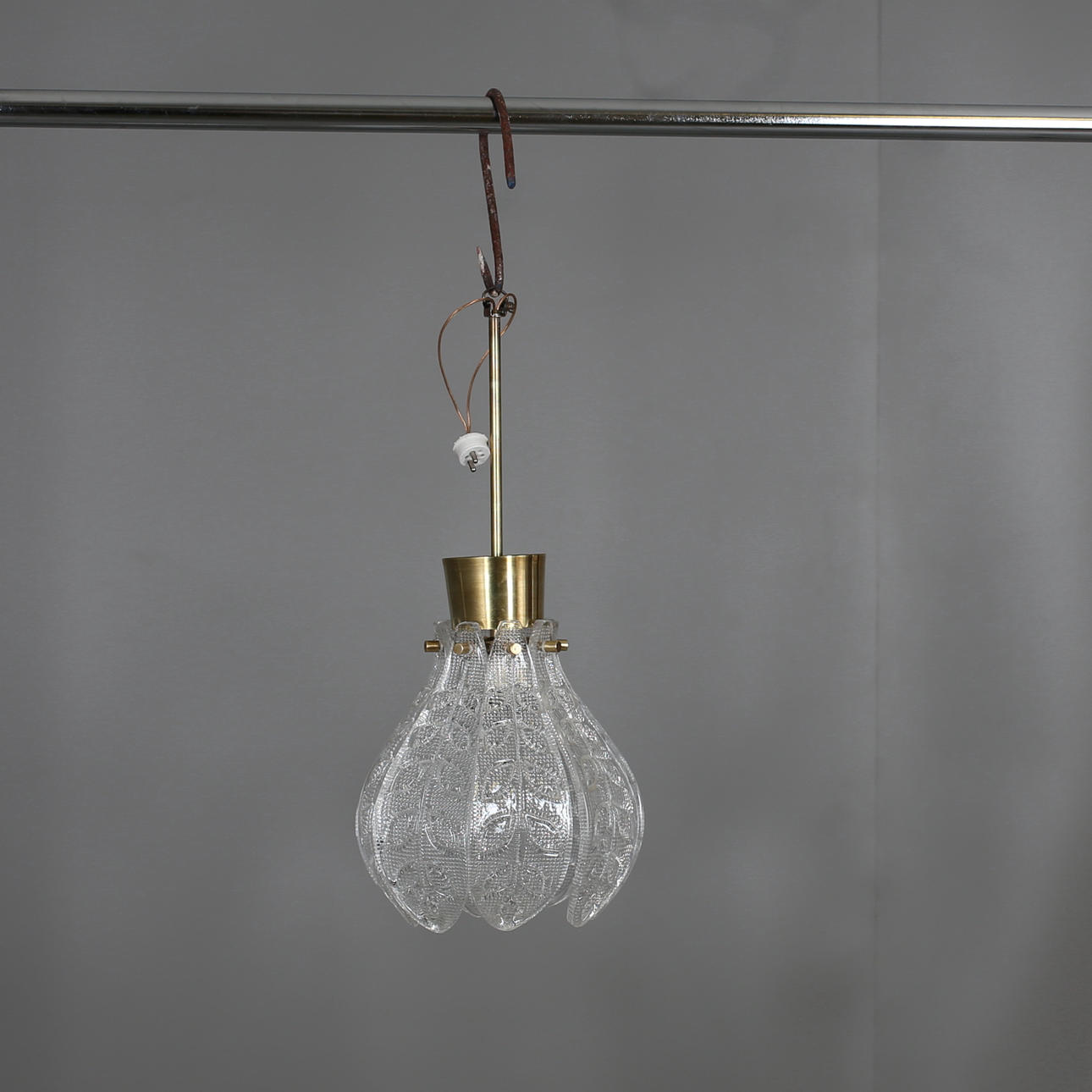 CARL FAGERLUND. Taklampa. Orrefors, 1940-tal. Glas och mässing.