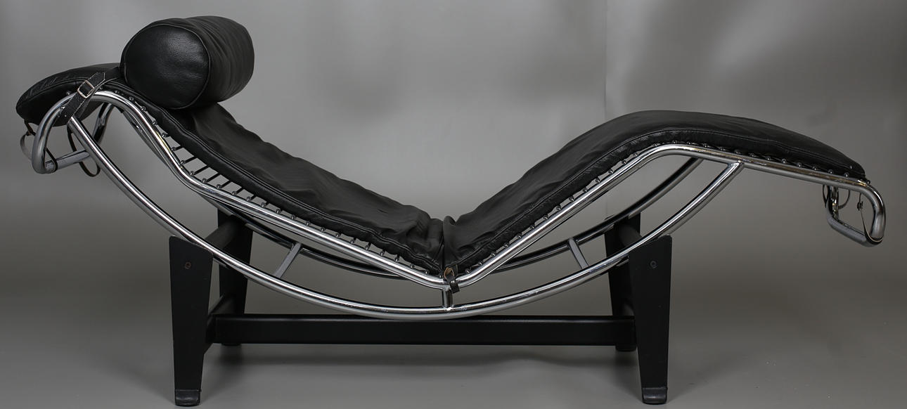 LIGGFÅTÖLJ/VILSTOL. Efter Le Corbusier. LC4. 1900-talets slut.