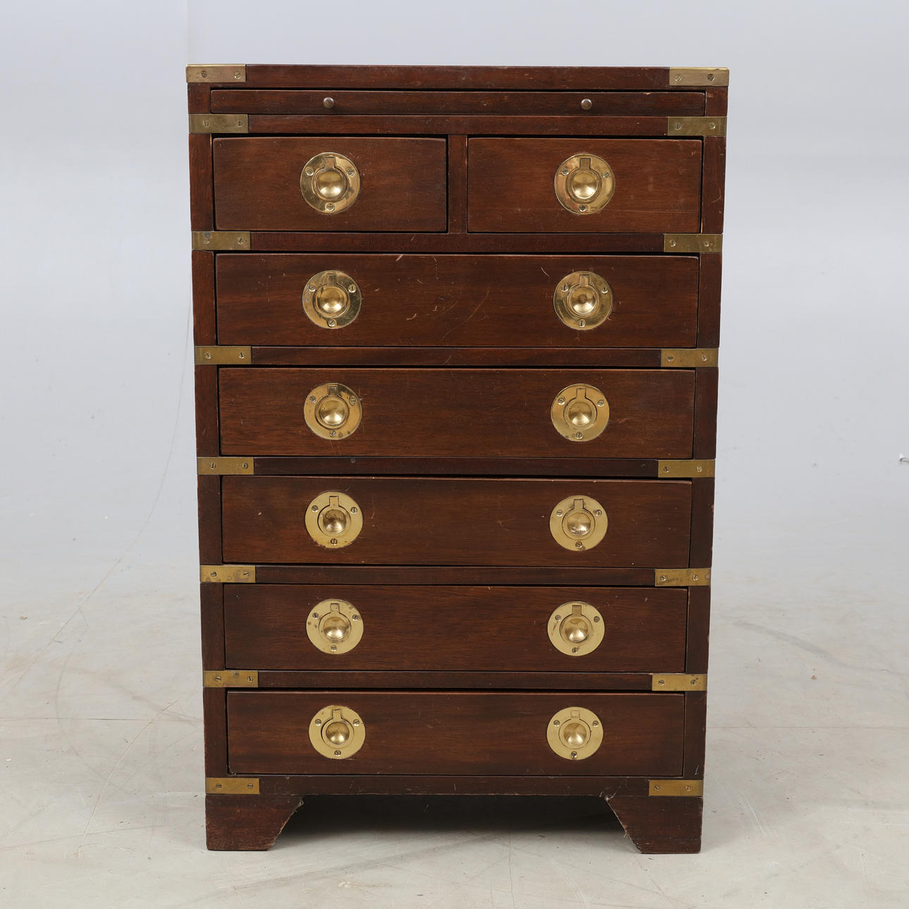 BYRÅ med Beslag i mässing.