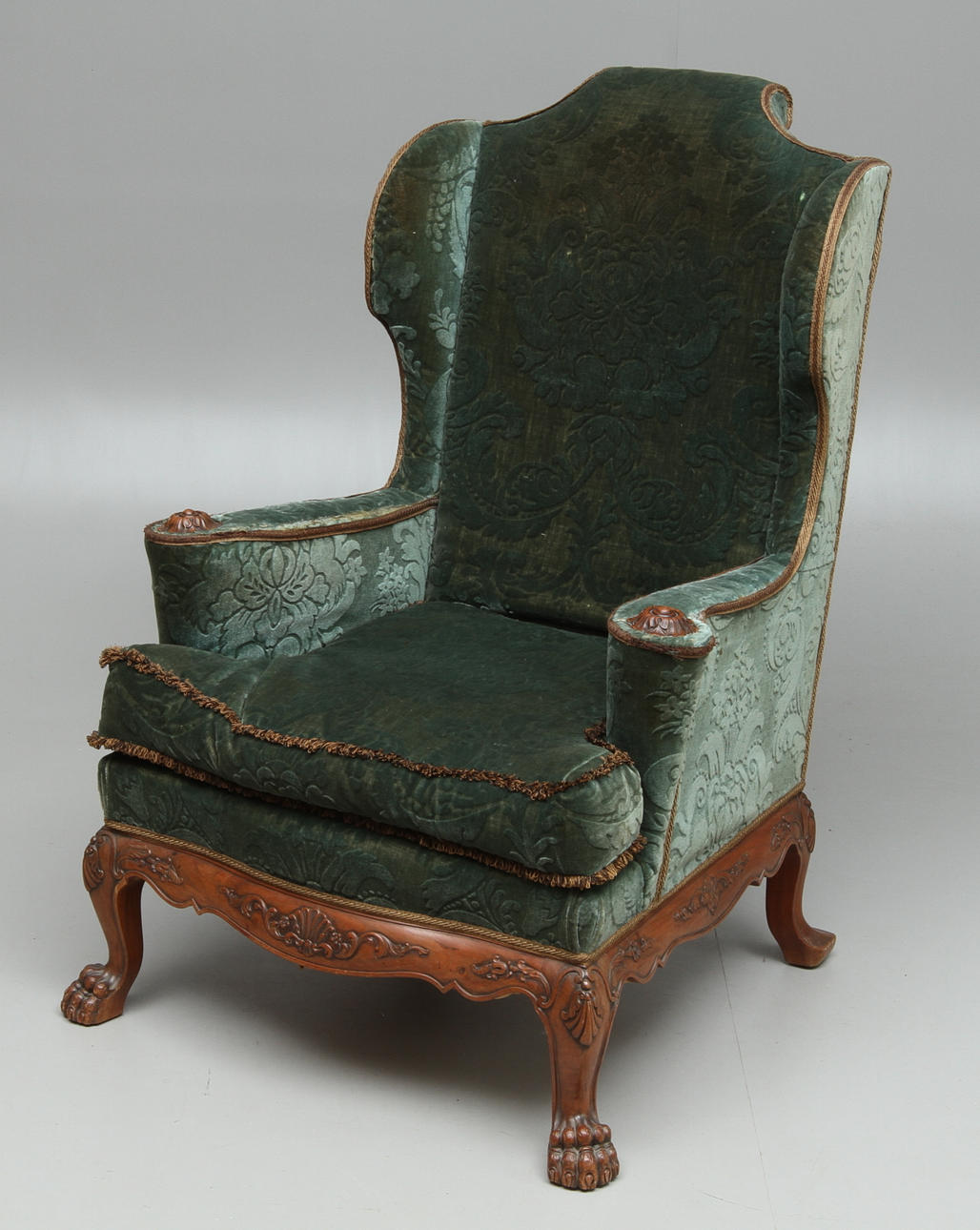 ÖRONLAPPSFÅTÖLJ, ball and claw, 1900-tal.