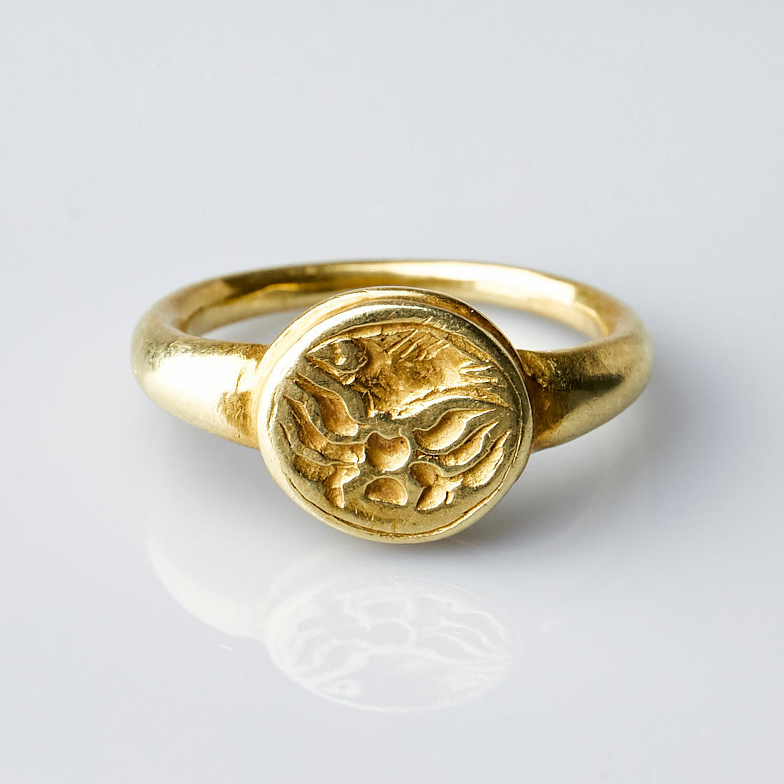 ANILLO DE ORO, Java, Indonesia, ca 1000-1500 AD, el anillo representa un pez y una flor de loto estilizada el pez es la encarnación del dios hindú Vishnu y la flor de loto es de lo que nació el dios.