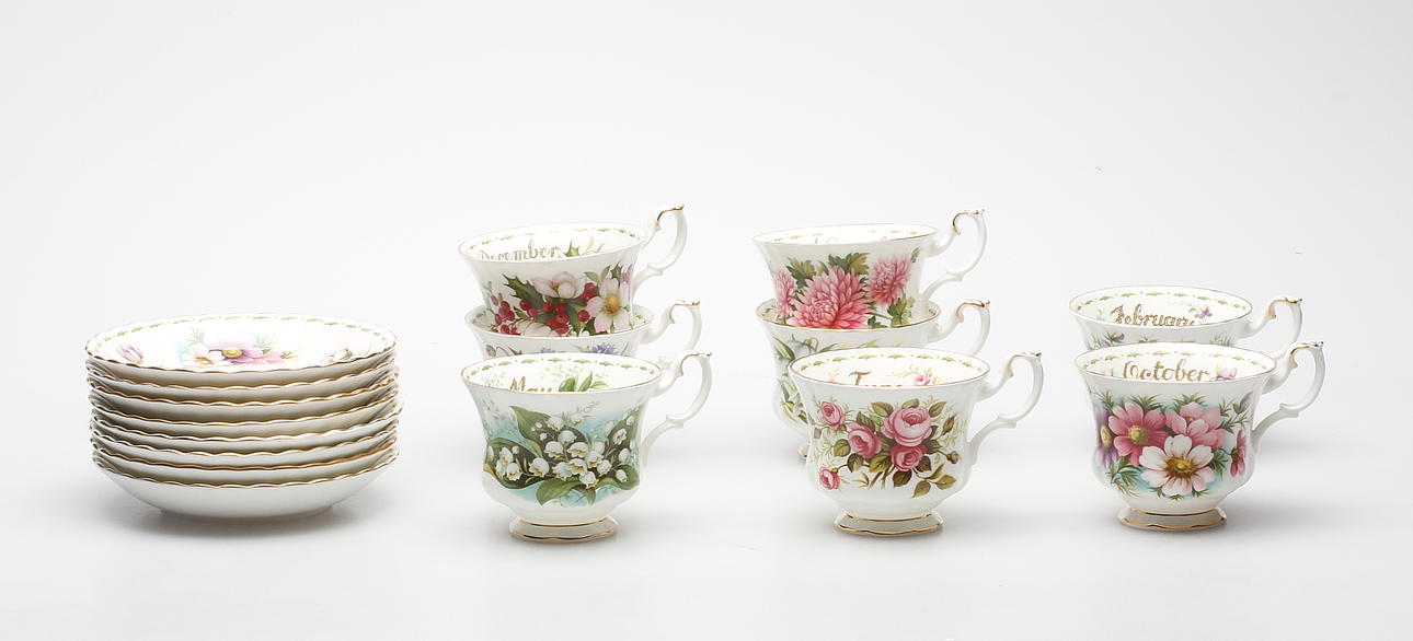 MÅNADSKOPPAR med FAT, "Flower of the month series" Royal Albert, 8 delar.