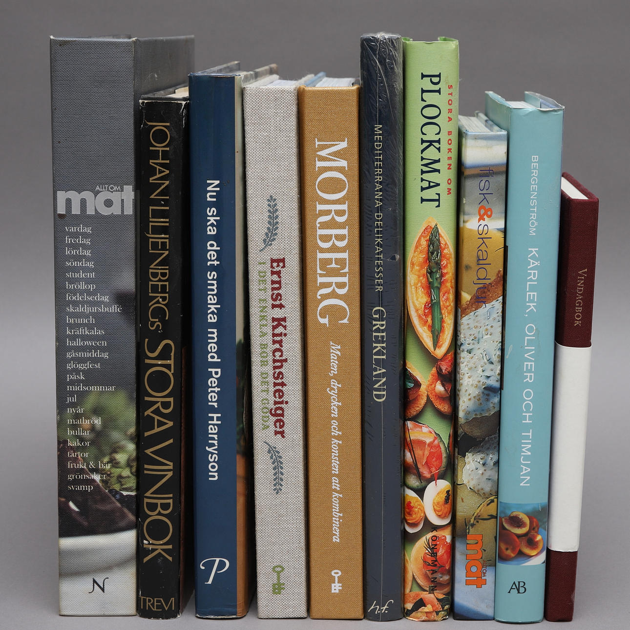 LIBROS SOBRE COMIDA, 10, en su mayoría libros de cocina.