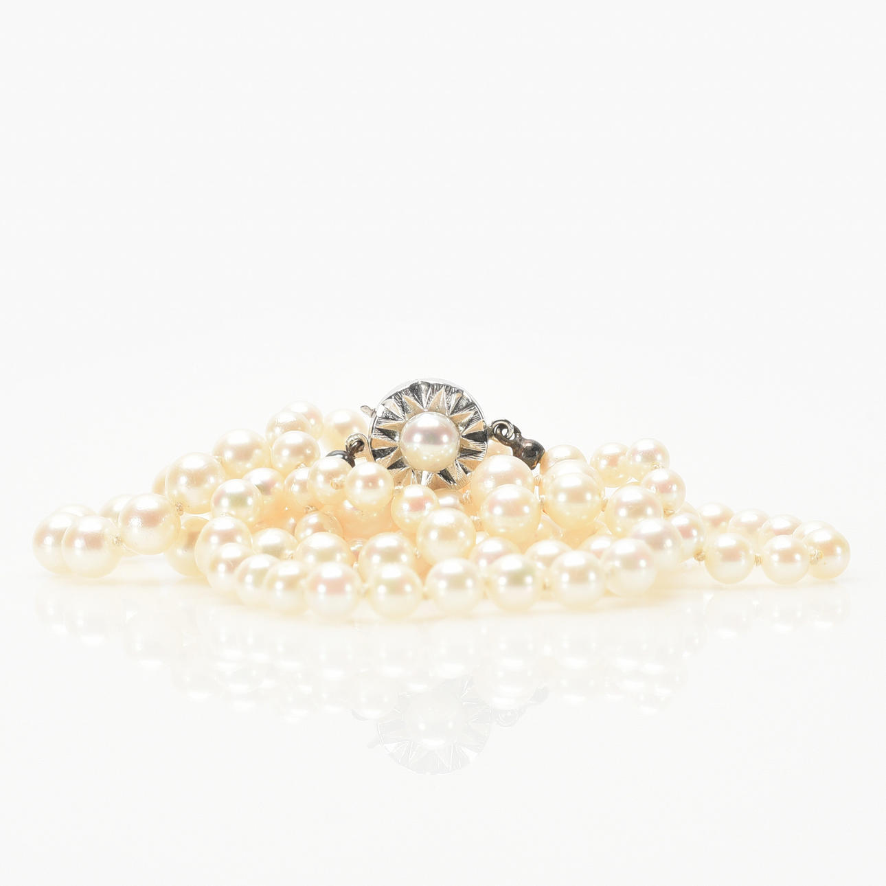 PÄRLHALSBAND med saltvattenspärlor.