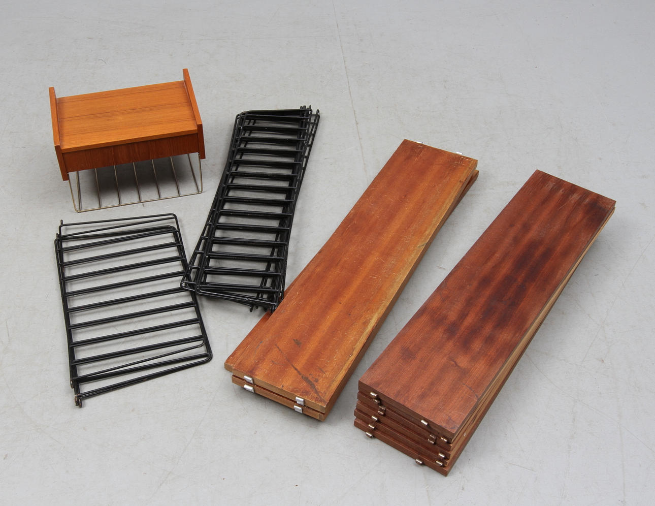 HYLLSYSTEM samt TELEFONHYLLA, Delvis "String", omkring 1900-talets mitt.