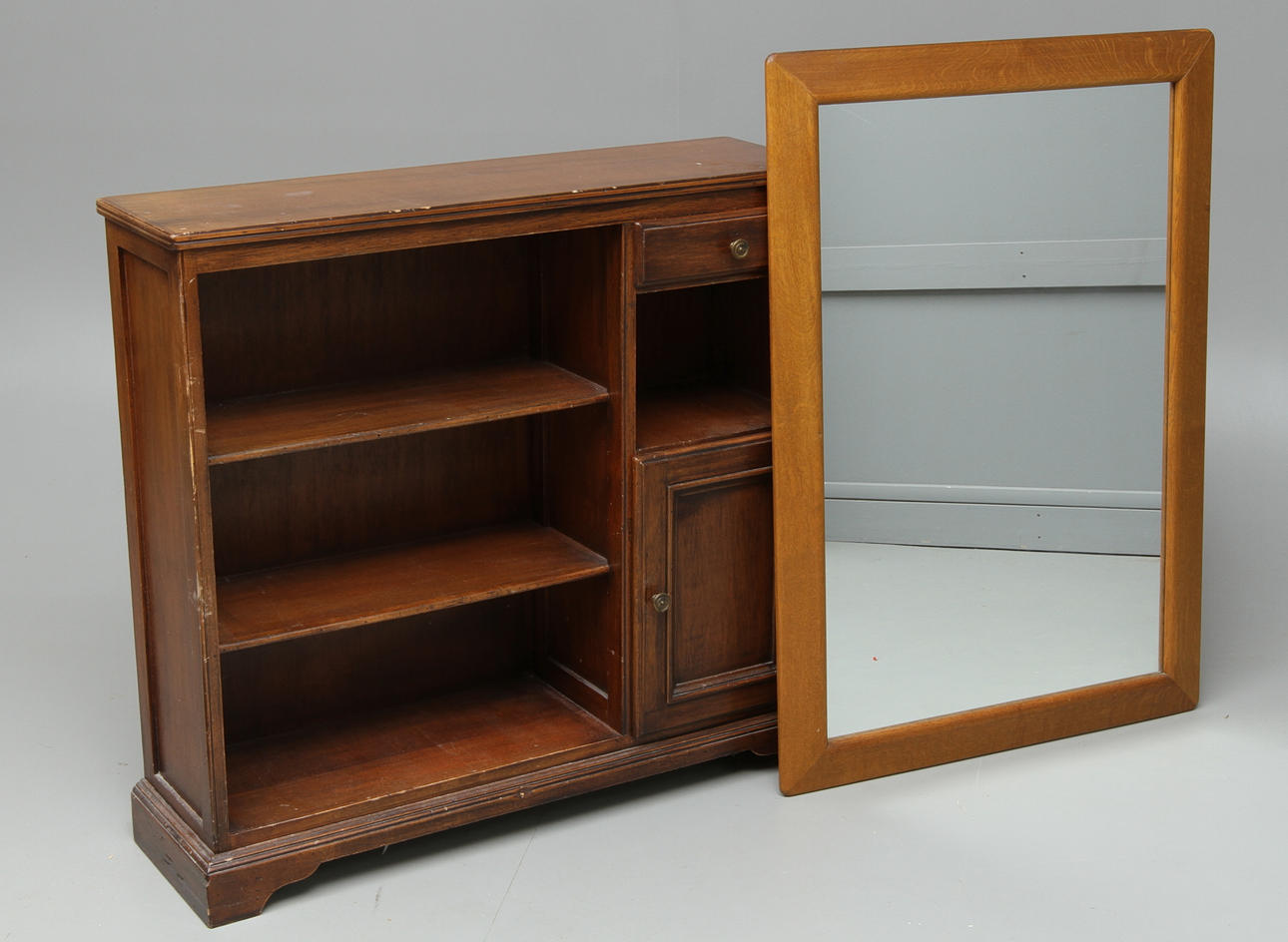 BOKHYLLA, engelsk stil, samt SPEGEL, 1900-tal.