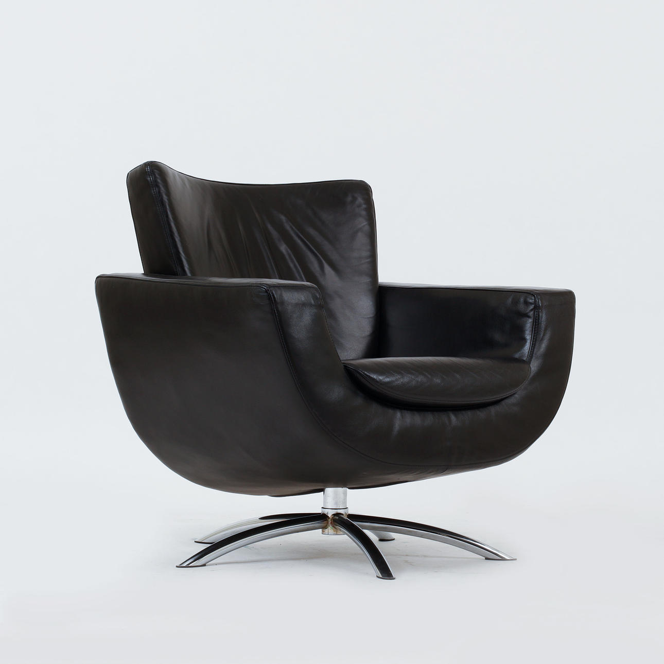 FÅTÖLJ "SMILE", snurrbar, Brunstad.