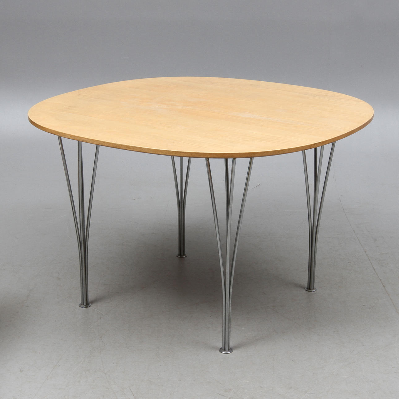 SOFFBORD, "Supercirkel", design Bruno Mathson och Piet Hein, Fritz Hansen.
