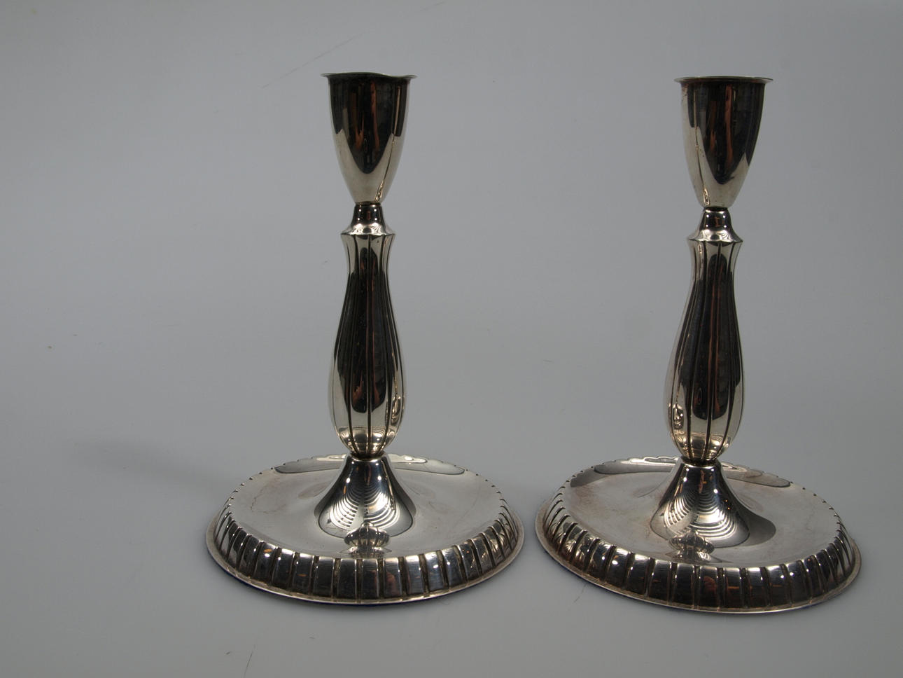 LJUSSTAKAR, ett par, silver.