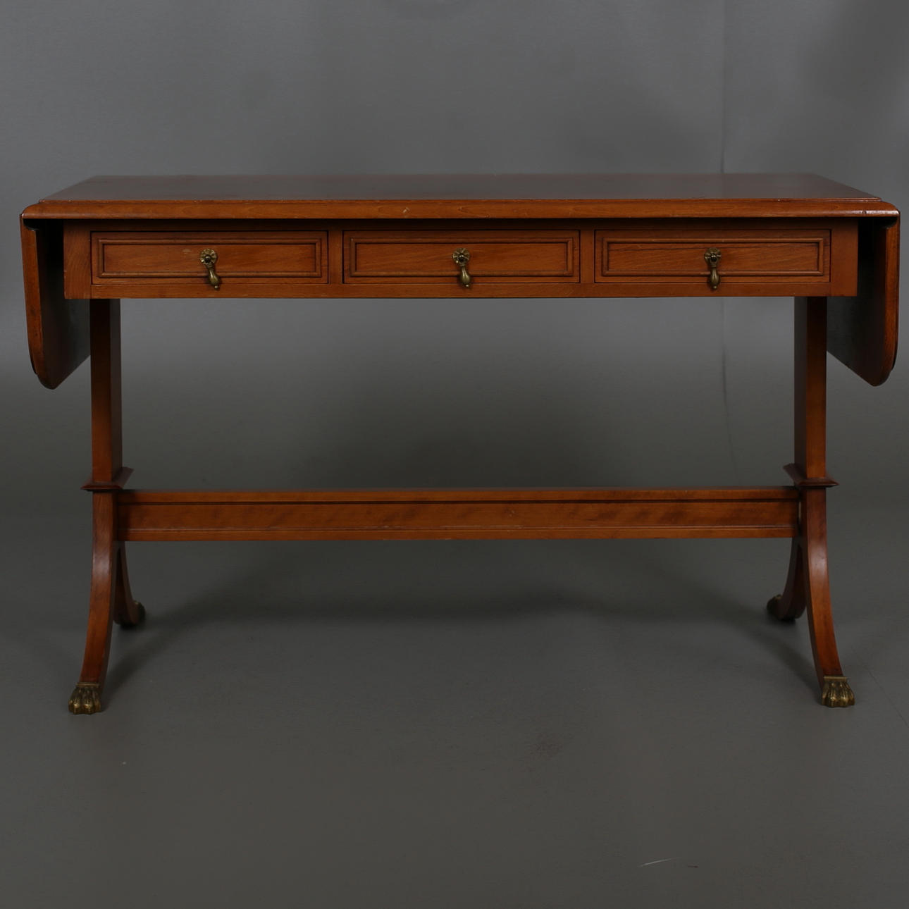 SOFFBORD, Engelsk stil, 1900-tal. Idegran. Mässingsdetaljer.