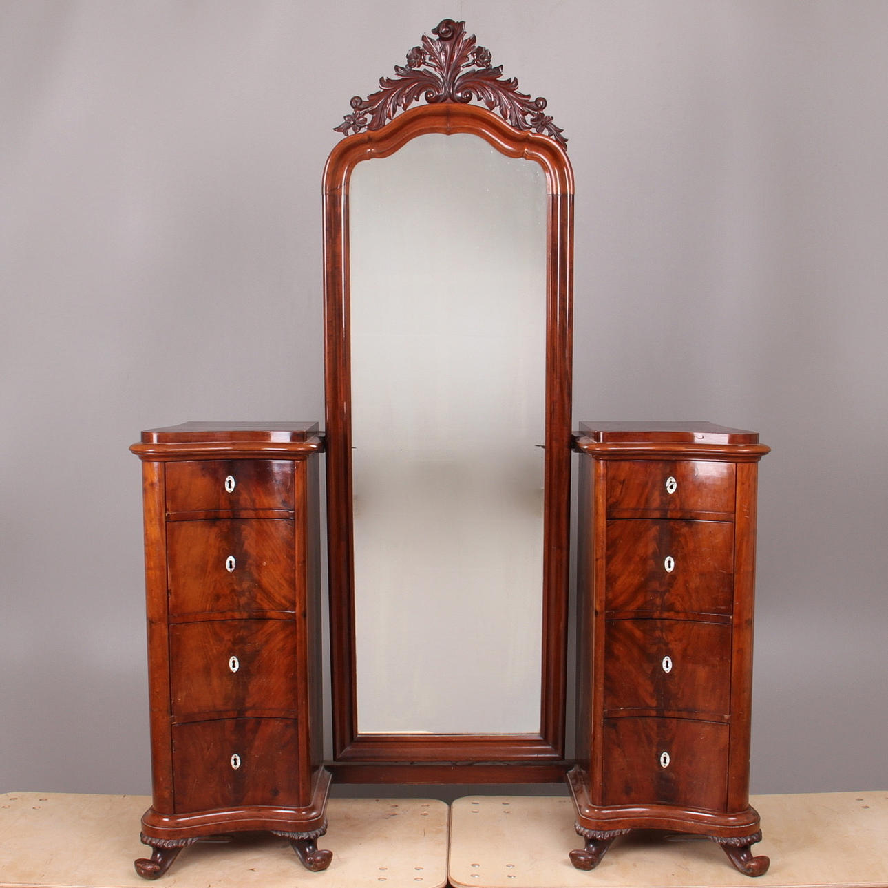 SPEGELBYRÅ, nyrokoko, 1800-talets sista hälft.