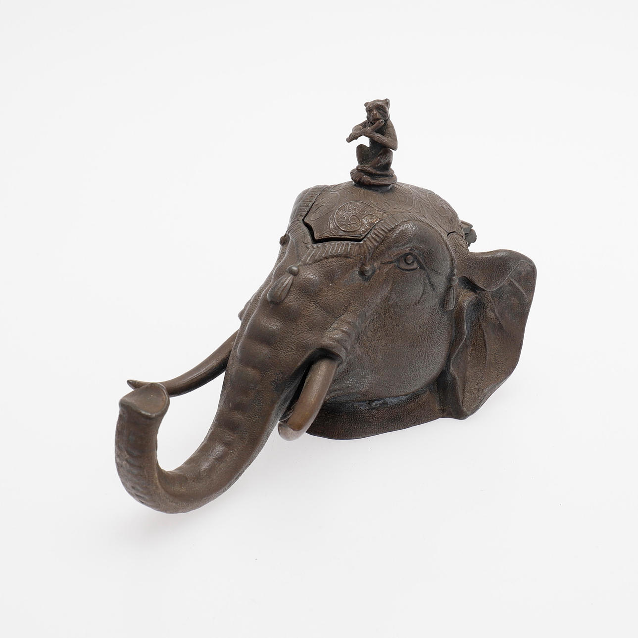 ELEFANTHOVED OG ABE-BLÆKSTAND, MERIDEN.