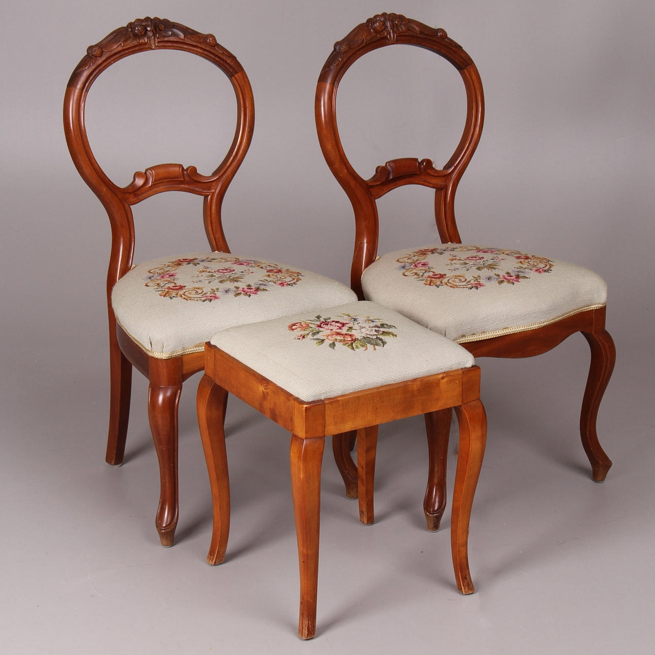 STOLAR samt pall, 3 delar, rokokostil, Emil Sandberg, Umeå, 1954.