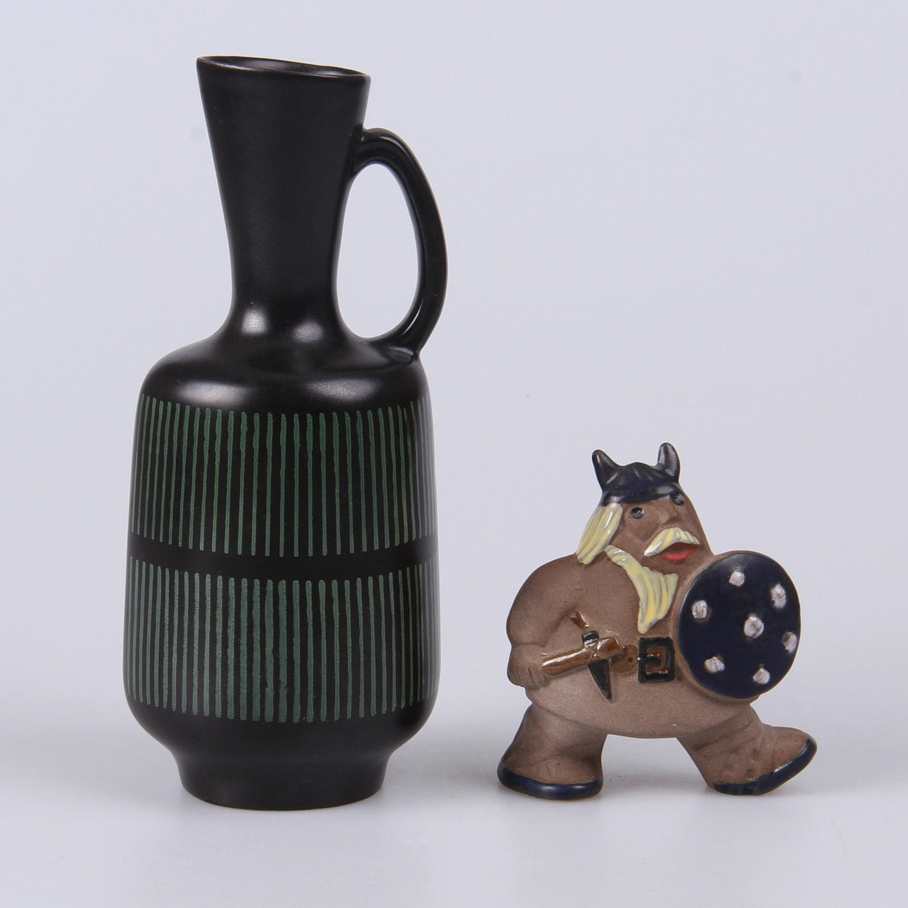 VAS, samt figurin, 2 st, Kjell Blomberg och Dorothy Clough, Uppsala Ekeby.