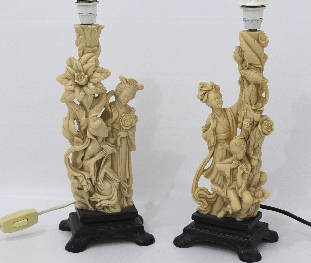 LAMPOR 2 st, asiatiska, konstmassa.