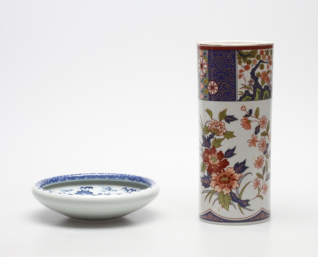 OSTINDISKA FÖREMÅL, 2 delar, porslin.