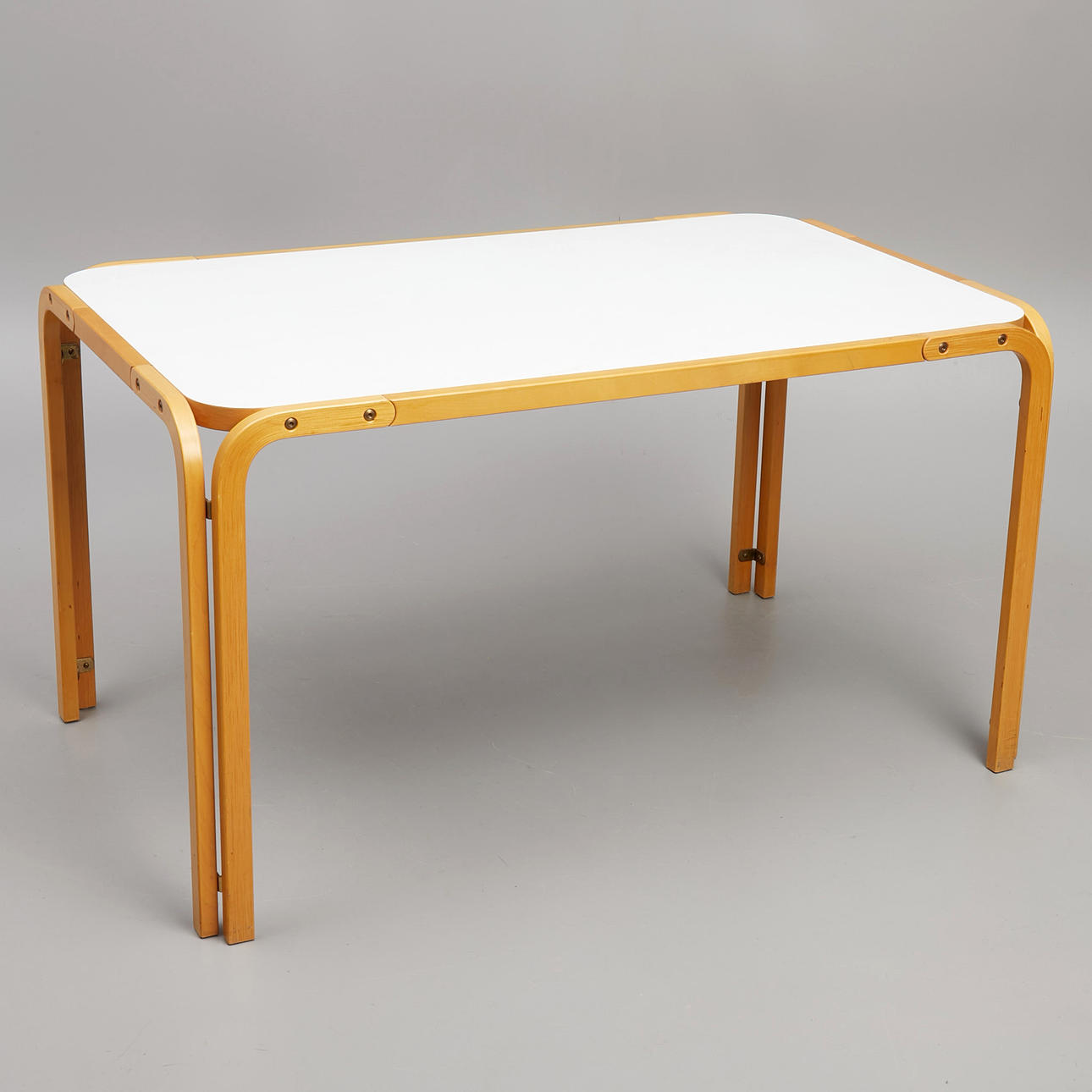 KARI ASIKAINEN. Pöytä, Suomi.