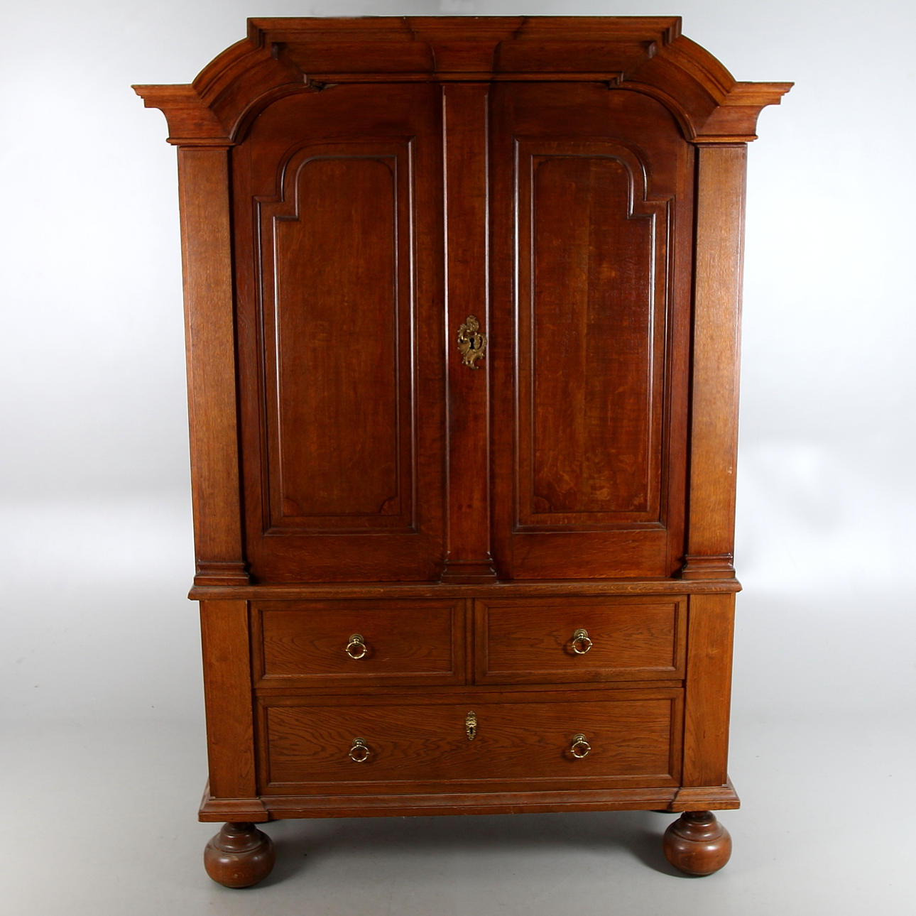 HÖGSKÅP, barockstil. 1800-talets andra hälft.