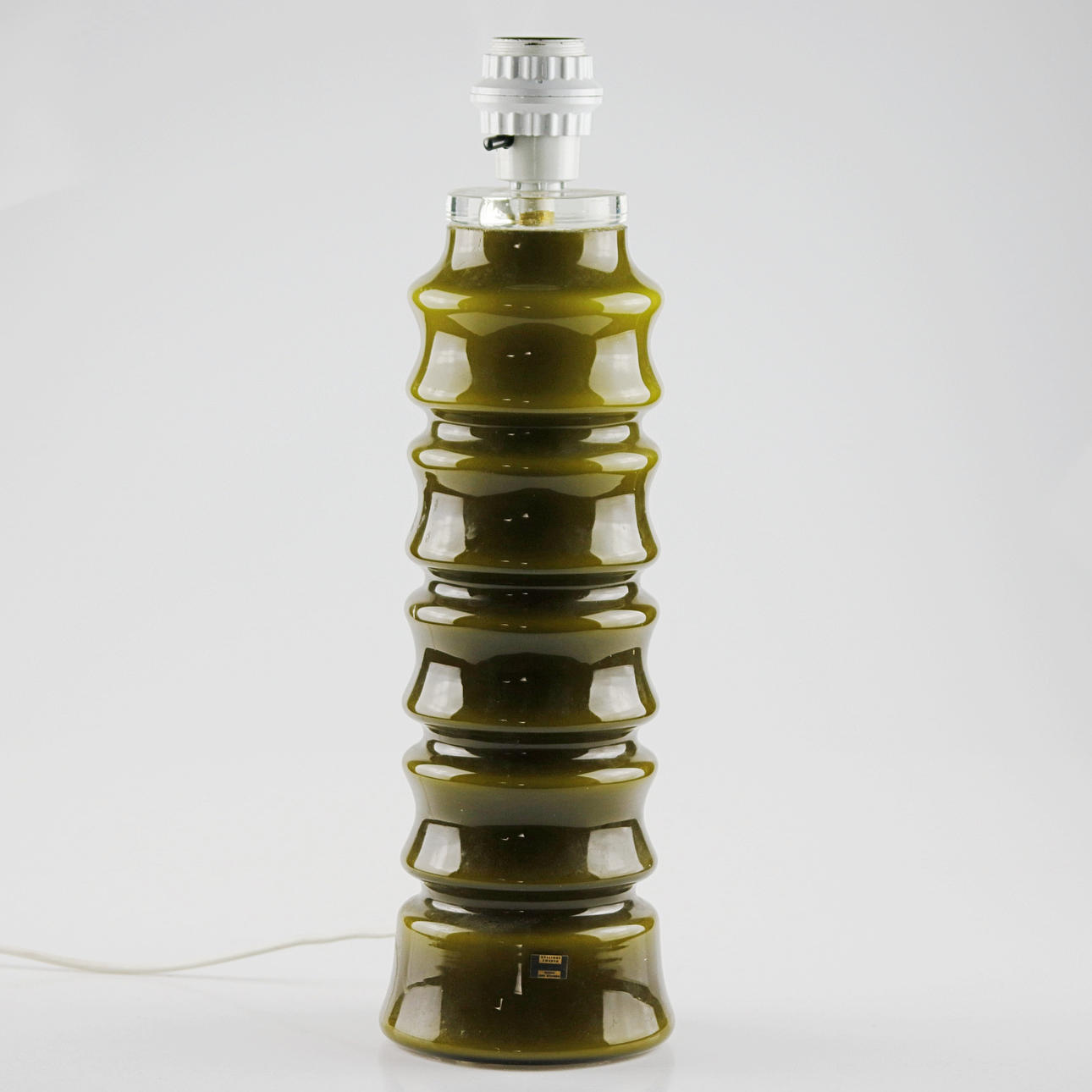 GERT NYSTRÖM. Bordlampe, grønt glas, hylde.