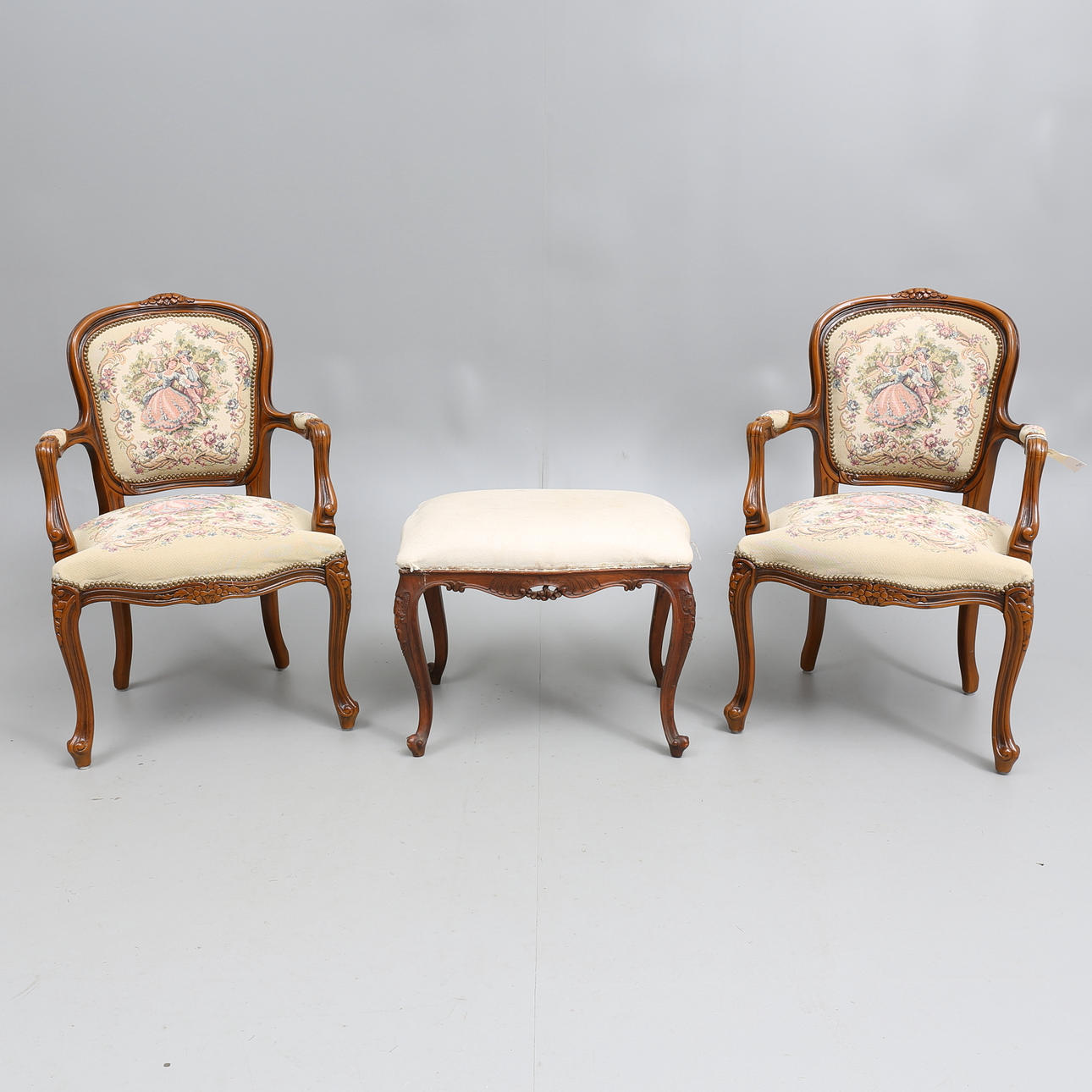 KARMSTOLAR, ett par, samt TABURETT, nyrokokostil, 1900-tal.