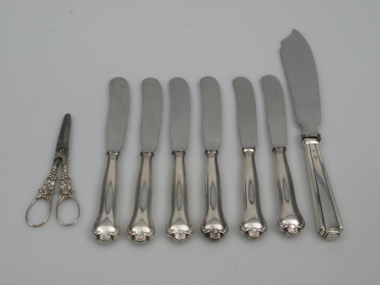 PARTI SILVERFÖREMÅL, 8 stycken, silverskaft och rostfria blad.