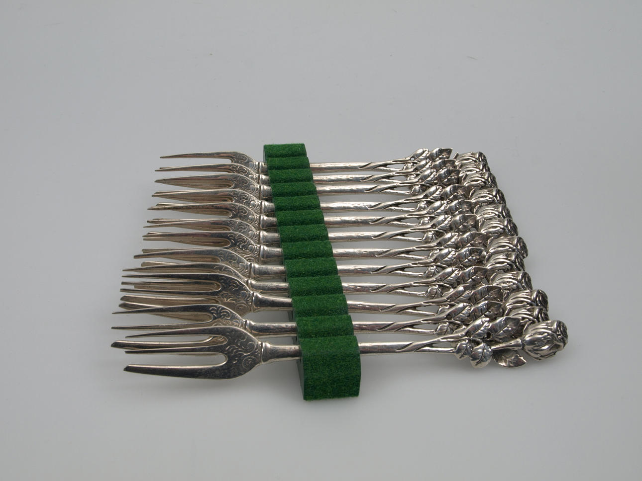 BAKELSEGAFFLAR, 12 stycken, silver, "Rosen", 158,3 gram.