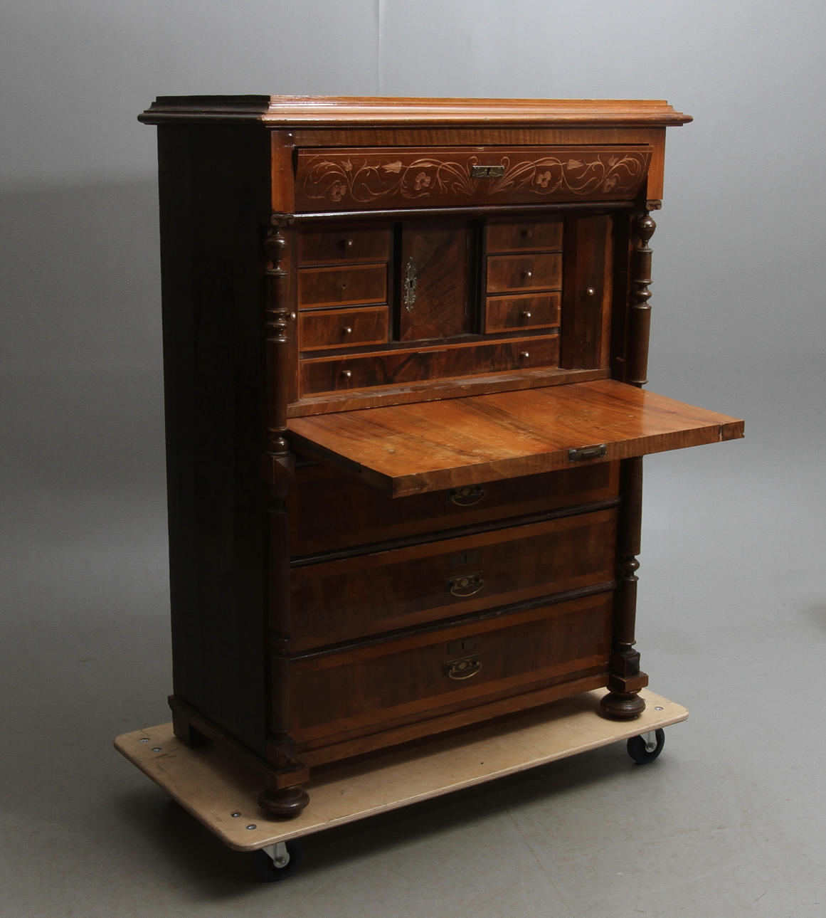 CHIFFONJÉ, nyrenässans, omkring sekelskiftet 1900.