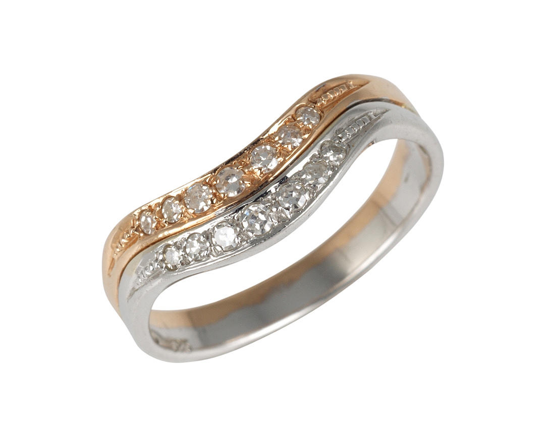 RING med 14 diamanter, 585 vitt och rött guld, ca. 2,9 g.