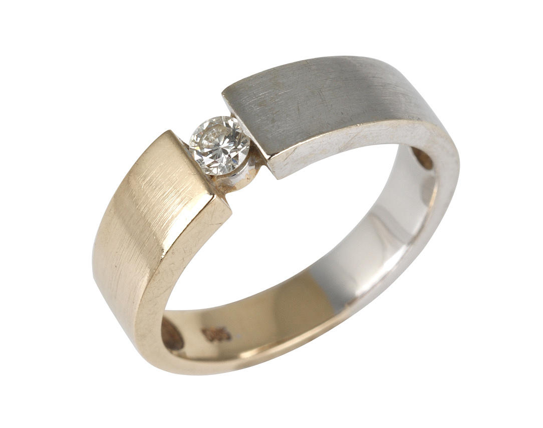 RING med 1 diamant ca. 0,12 ct 585 vitt och gult guld, ca. 4,0 g.