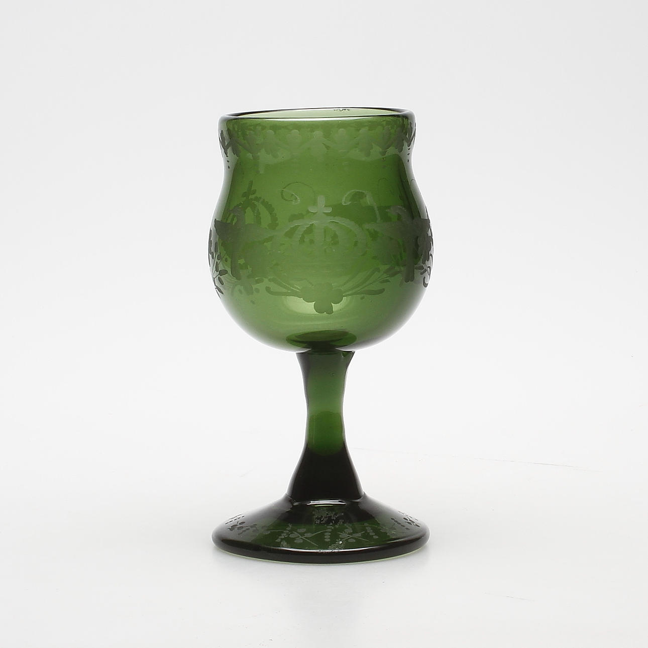 POKALGLAS, grönt glas, etsad dekor med kungakrona. Möjligen Rejmyre.