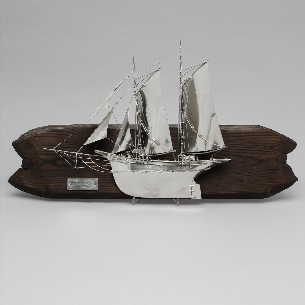 URBAN STRÖM. Skulptur, fyrmastad skonare i vitmetall, signerad och daterad -91.