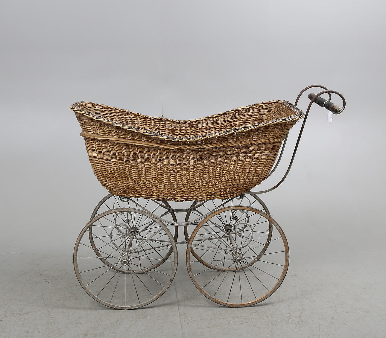 BARNVAGN, rotting, omkring 1900.