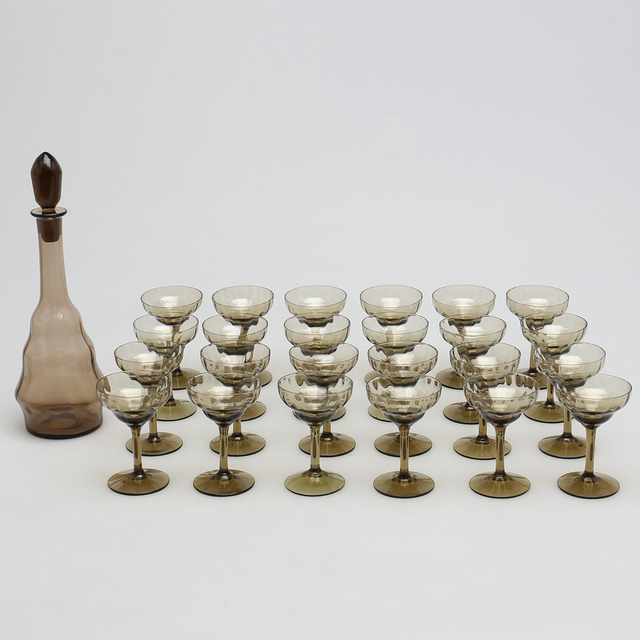 LIKÖRGLAS SAMT KARAFF. Glas. 25 delar. 1900-tal. Design Simon Gate.