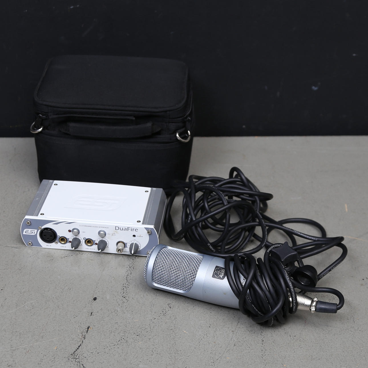 MICROPHONE, AKG Perception 100.