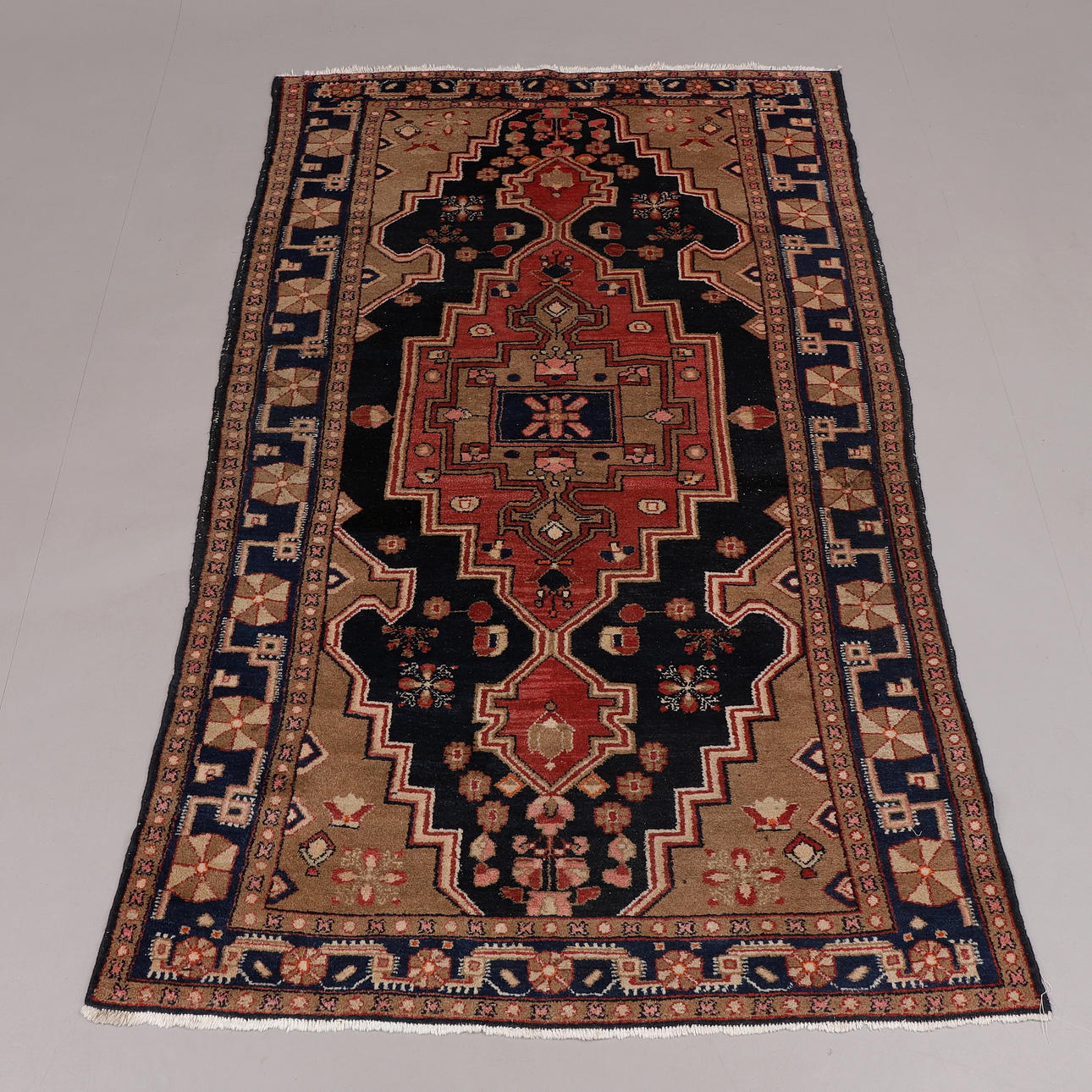 MATTA, Iran, 250 x 140 cm. Mattor & Textil - Mattor - Auctionet