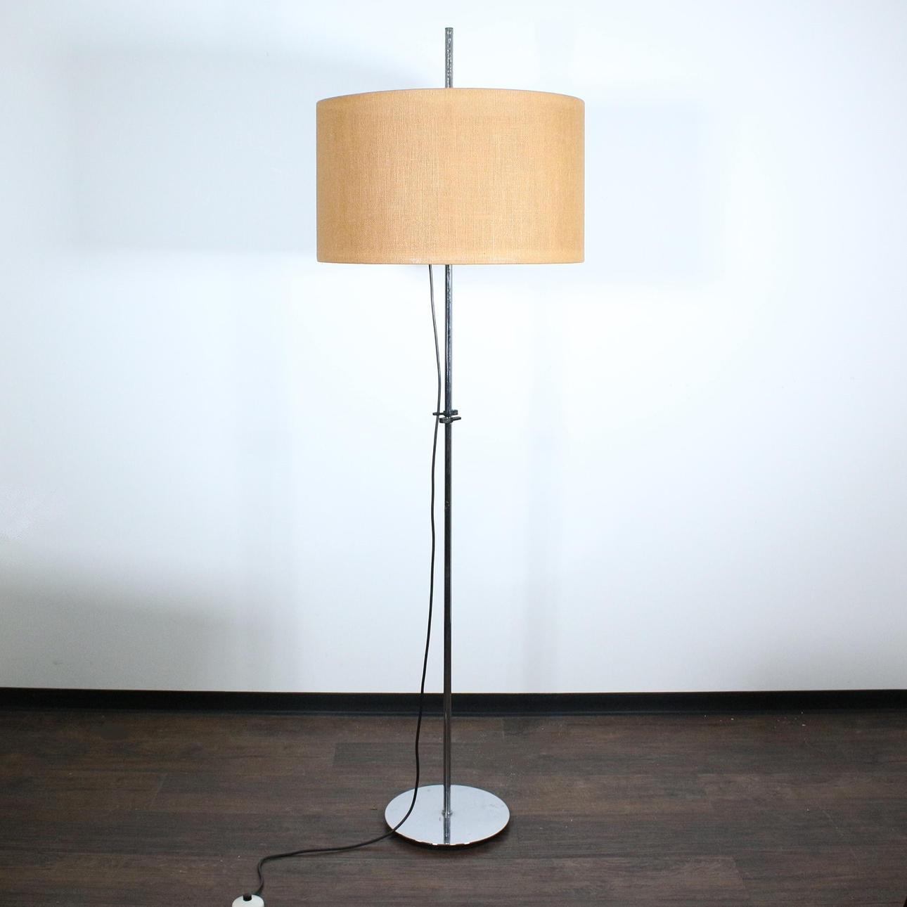 Staff, Stehlampe, Chrom, Juteschirm.
