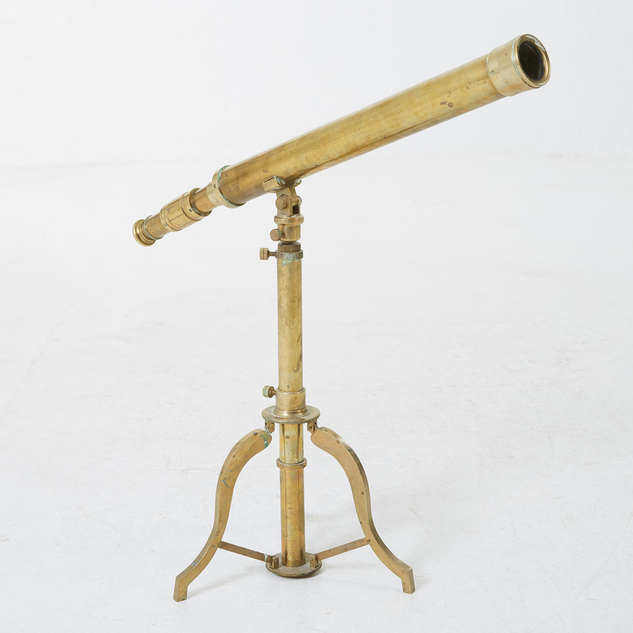 TELESCOPIO, siglo XIX, latón, sobre soporte ajustable.