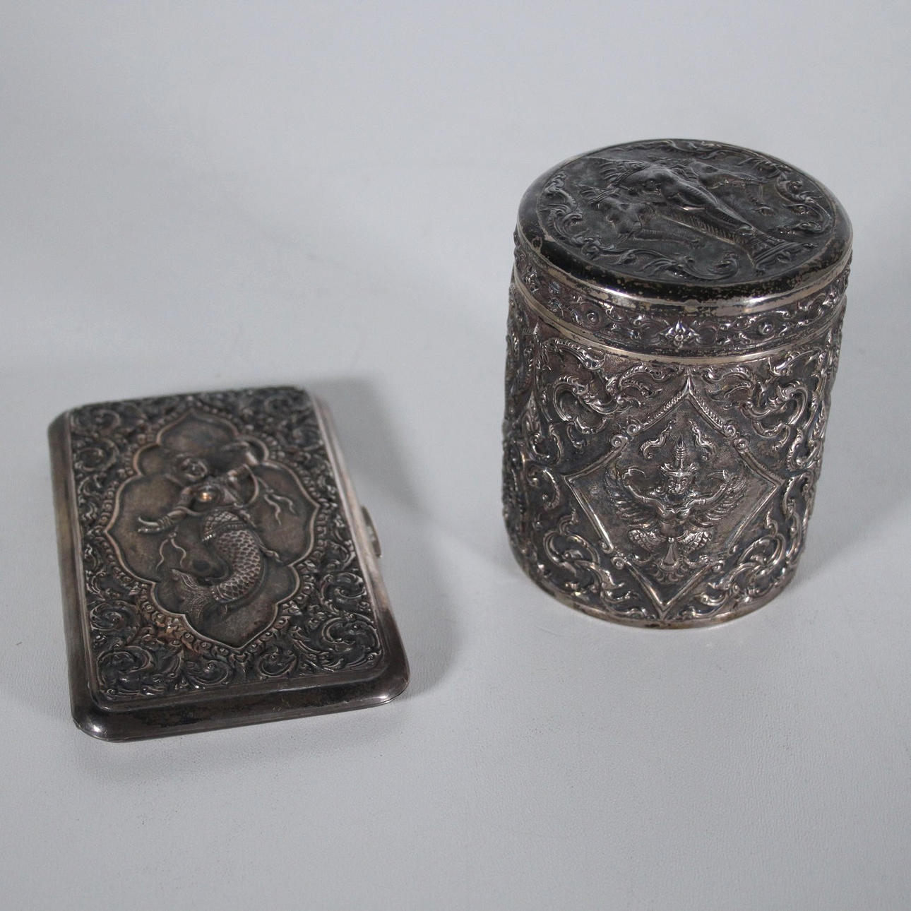 Caja y estuche de tabaco indio.